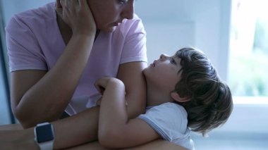 Anne koluna yaslanıp ilgi bekleyen küçük bir çocuk. Küçük çocuk ve ebeveyn ilişkisi. Çocuk annesinin vücuduna yaslanıyor. Ebeveynlik kavramı