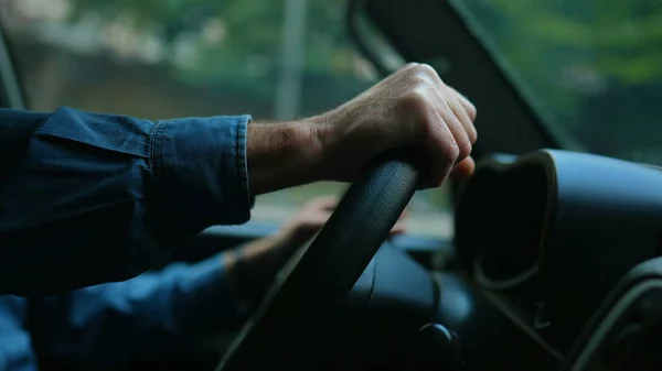 Zamknij Ręce Trzymając Kierownicę Mieście Kierowca Sygnalizuje Skręt Osoba Prowadzi — Zdjęcie stockowe