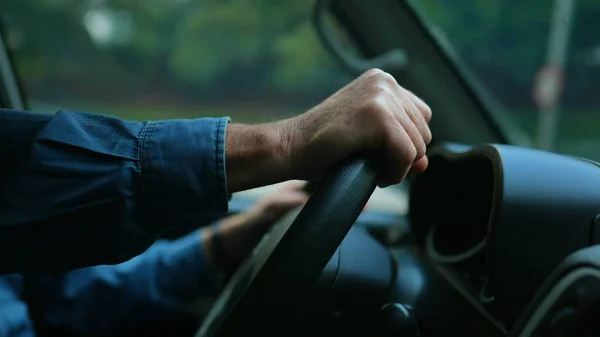 Zamknij Ręce Trzymając Kierownicę Mieście Kierowca Sygnalizuje Skręt Osoba Prowadzi — Zdjęcie stockowe