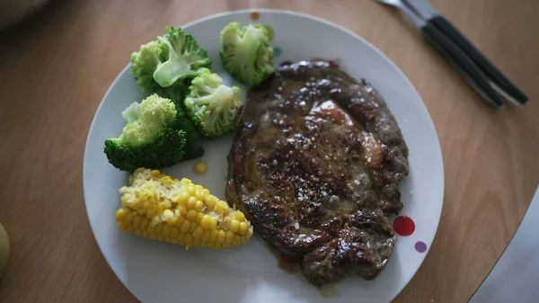Βάζοντας Αλάτι Στο Beef Στο Πιάτο Λαχανικά Steak Μπρόκολο Και — Φωτογραφία Αρχείου