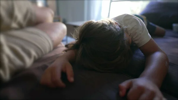 Anak Yang Tertidur Berbaring Sofa Sambil Tidur Anak Dalam Tidur — Stok Foto