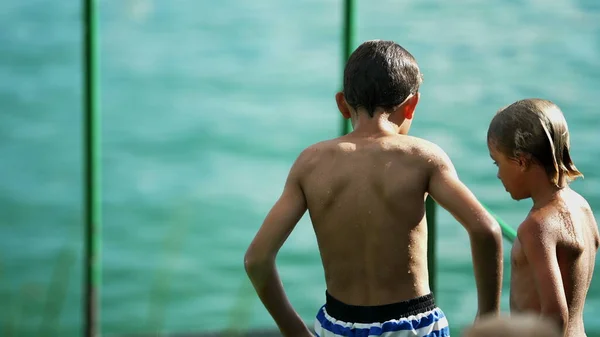 Dois Irmãos Falar Livre Cais Doca Lago Shirtless Molhado Crianças — Fotografia de Stock