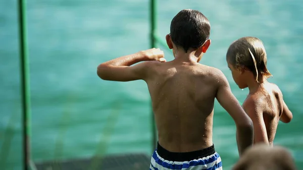 Deux Frères Qui Parlent Quai Lac Extérieur Enfants Mouillés Torse — Photo