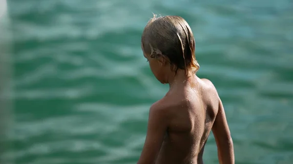 暑假时站在湖边的湿透的孩子 金发碧眼的男孩形象站在大自然的户外 正宗正宗正宗 — 图库照片