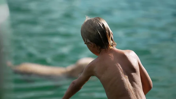 Enfant Humide Debout Bord Lac Pendant Les Vacances Été Profil — Photo