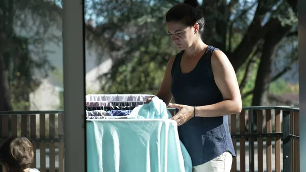 Mujer Que Pone Ropa Mojada Tendedero Para Secar Después Lavar —  Fotos de Stock