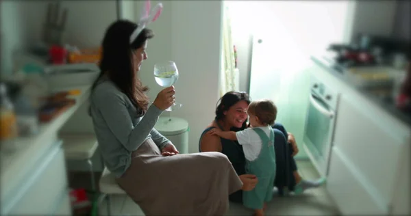 キッチンでのカジュアルな家族 姉妹と赤ちゃんの本当の瞬間 — ストック写真