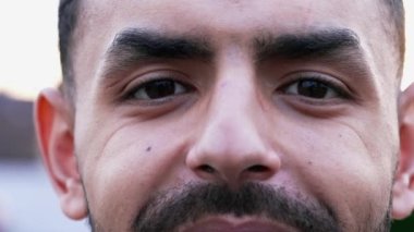 Makro, kameraya gülümseyen bir Arap 'ın yüzünü ve gözlerini kapat. Ekstrem insan mutlu yüz ifadesini kapat