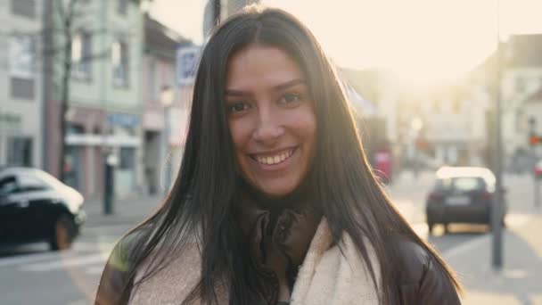 Portret Van Een Gelukkige Jonge Vrouw Uit Het Midden Oosten — Stockvideo
