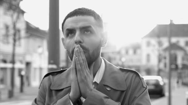 一个阿拉伯人绝望地走在城外的城市街道上 单色黑白戏剧场景 一位中东男性在危机中痛苦不堪 焦虑不安 — 图库视频影像
