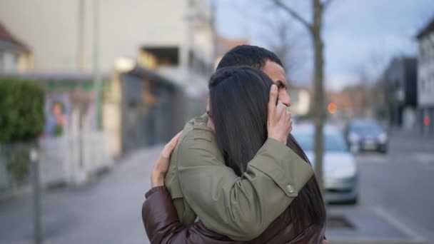 Ζευγάρι Αγκαλιάζεται Στο Δρόμο Φίλος Σύζυγος Αγκαλιάζει Φίλη Του Λευκό — Αρχείο Βίντεο