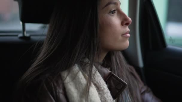 Düşünceli Genç Bir Kadın Arabanın Arka Koltuğunda Oturmuş Pencereden Dışarı — Stok video