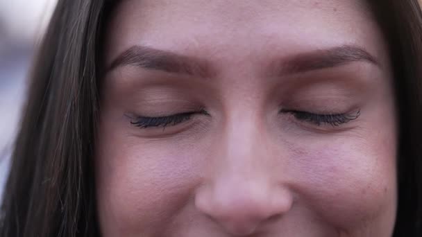 Mujer Tranquila Cerrando Los Ojos Meditación Macro Primer Plano Chica — Vídeos de Stock
