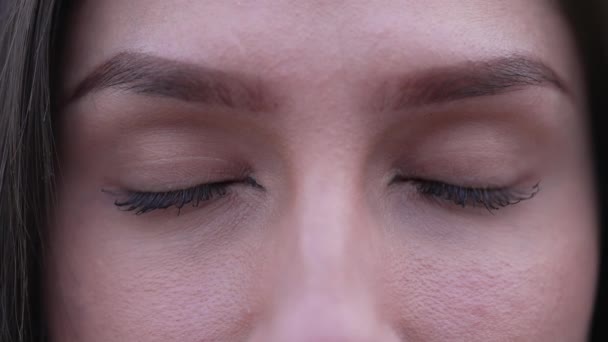 瞑想中の女性の目を閉じます 女性のマクロの詳細を熟考で目を閉じて閉じ — ストック動画