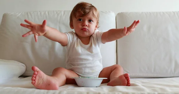 Мила Дитина Дивані Готовою Чашею Тодлер Після Їжі — стокове фото