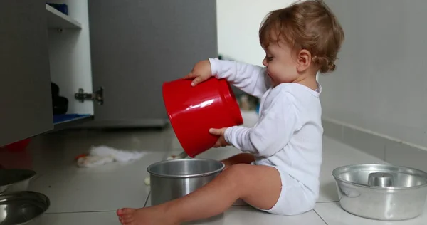 Мила Дитина Підлозі Кухні Грає Кухонним Посудом Грайливий Однорічний Хлопчик — стокове фото