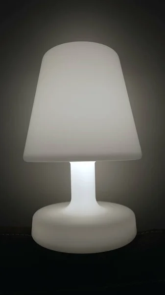 Одна Лампа Світиться Світлом Темряві Ліжко Нічний Ліхтар Вертикальному Відео — стокове фото