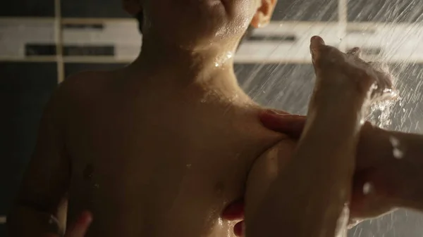 子供の体を洗う スローモーションでシャワーヘッドで1人の男の子をシャワーのライフスタイルの瞬間 — ストック写真