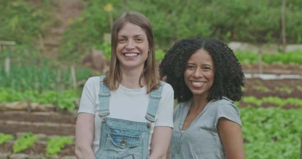 Dvě Mladé Ženy Stojí Bujné Komunitní Farmě Dívají Přímo Kamery — Stock video