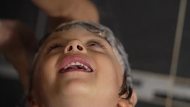 Kąpiące Się Dziecko Pod Prysznicem Uśmiechem Twarzy Zbliżenie Dziecko Szampon — Wideo stockowe