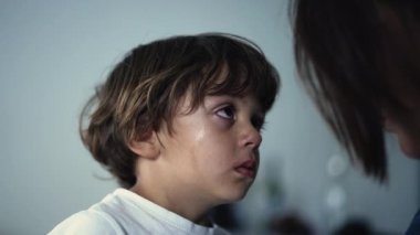 Annesinin yaramazlık yaptığı için onu azarlamasını dinleyen samimi, gözyaşı döken küçük bir çocuk. Kapanış üzgün çocuk yüz öğrenme dersi. Ebeveyn eğitimi konsepti. Çocuk başını salladı. Çocuk kafa sallaması
