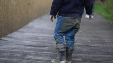 Çamura bulanmış çocuk kıyafetleri. Parkta oynayan yaramaz bir çocuğun arkası. Kirli pantolon.