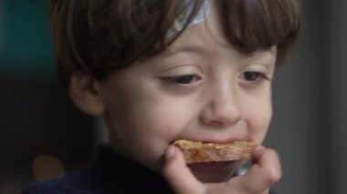 Fıstık ezmeli çocuk molası. Sabah kahvaltısında tost yiyen küçük bir çocuğun portresi.