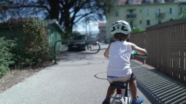 Yazın kaskla bisiklete binen bir çocuk. Aktif çocuk egzersize gidiyor.