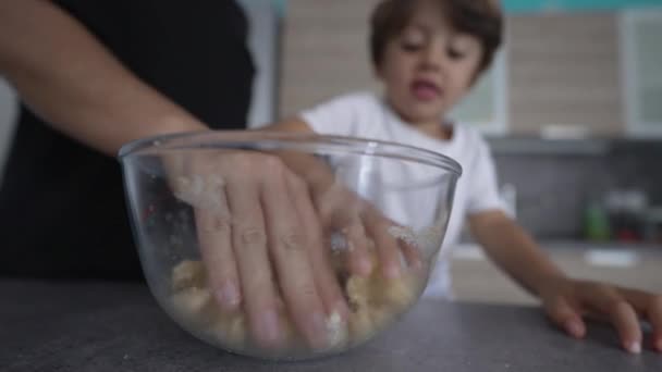 Kind Und Eltern Mixen Zutaten Mit Den Händen Auf Einer — Stockvideo