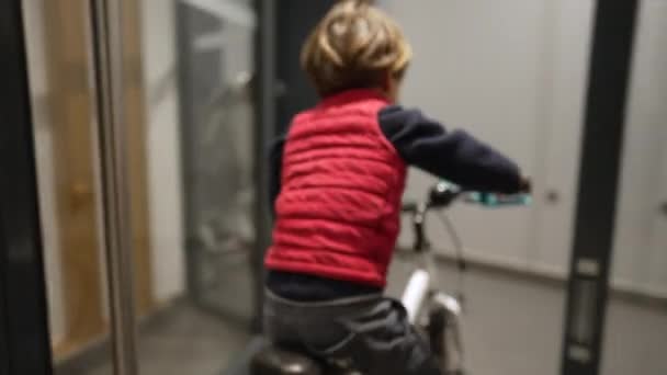 Niño Llegando Casa Bicicleta Niño Pequeño Que Entra Puerta Principal — Vídeo de stock