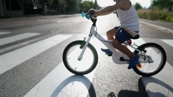Дитина Перетинає Вулицю Велосипедом Один Маленький Спортивний Хлопчик Міській Прогулянці — стокове відео