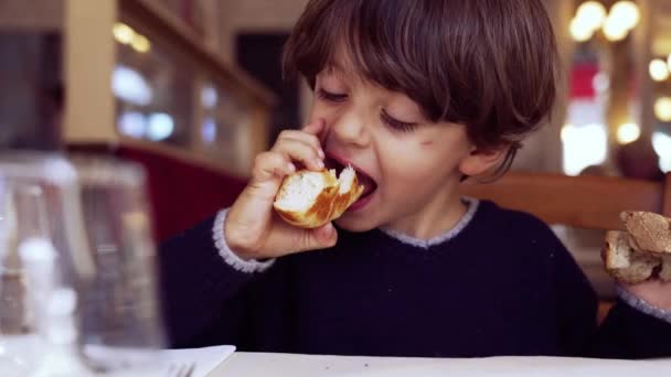 Niño Comiendo Pan Sentado Restaurante Niño Come Trozo Croissant Carbohidratos — Vídeo de stock