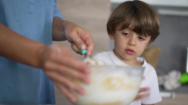 Kindergesicht Beobachtet Mutter Beim Kochen Kind Möchte Eltern Helfen Zutaten — Stockvideo