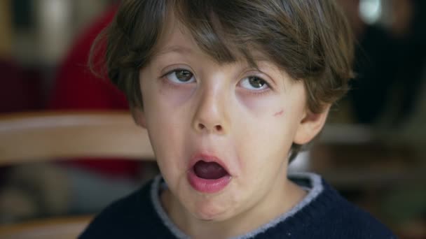 Gyerek Grimaszol Nyitott Szájjal Kinyújtja Nyelvét Egy Csintalan Kisfiú Közelről — Stock videók
