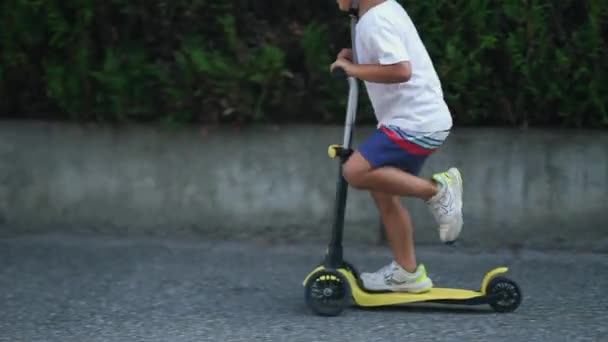 Hulajnoga Dla Dzieci Miejskim Chodniku Jeden Mały Chłopiec Mając Zabawy — Wideo stockowe