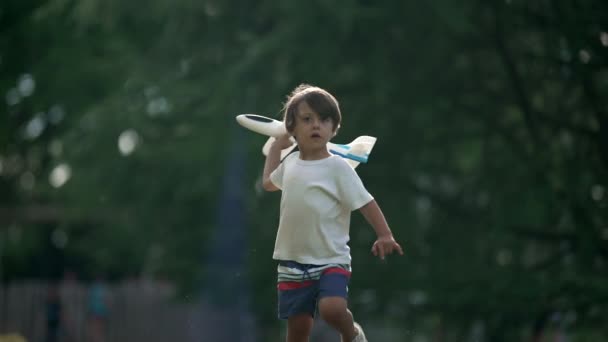 Kind Flug Mit Großem Schaumstoffflugzeug Glückliches Kind Wirft Flugzeugspielzeug Park — Stockvideo