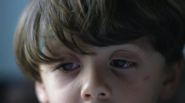 Okul aktivitesi yaparken gözlerini kapat. Ödev yapmaya odaklanmış küçük bir çocuk. Çocuk detay gözü. Yaşam biçimi