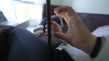 Tablet cihazında interneti yakından tarıyorum. Evde parmak dokunuşu ekranı
