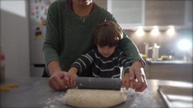 Anne ve çocuk birlikte yemek pişiriyor. Ebeveyn ve küçük çocuk mutfakta hamur pişiriyor. Yaşam tarzı ev hayatı annelik kavramı
