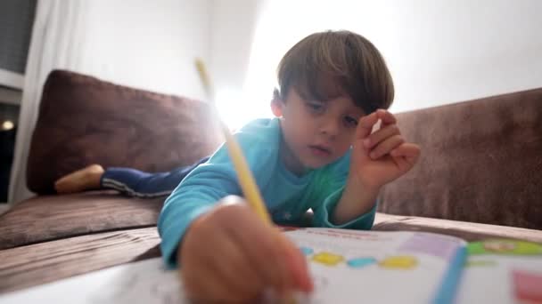 Enfant Créatif Faisant Une Activité Scolaire Maison Nuit Couché Sur — Video