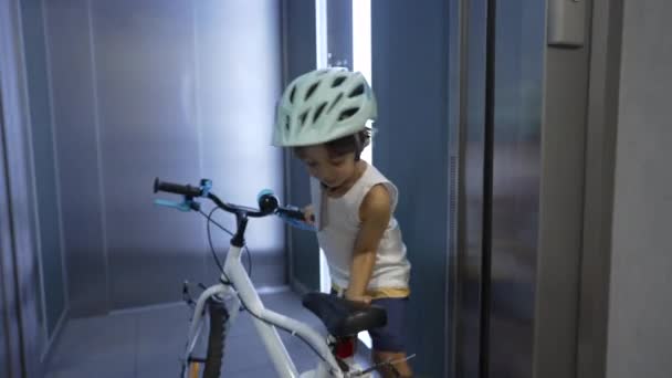 Petit Garçon Portant Casque Portant Vélo Hors Ascenseur Appartement Enfant — Video