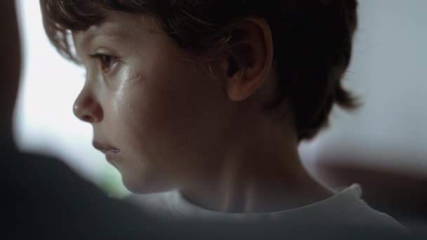Przygnębiony Mały Chłopiec Bliska Smutny Portret Dziecka Płacze — Wideo stockowe