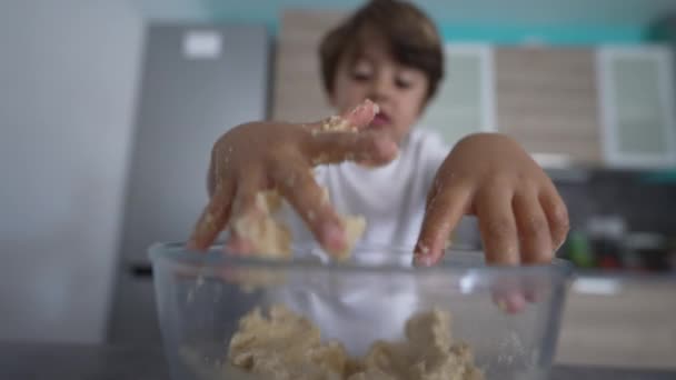 Μικρό Παιδί Που Μαγειρεύει Στο Σπίτι Ανακατεύοντας Ζύμη Χέρια Παιδί — Αρχείο Βίντεο