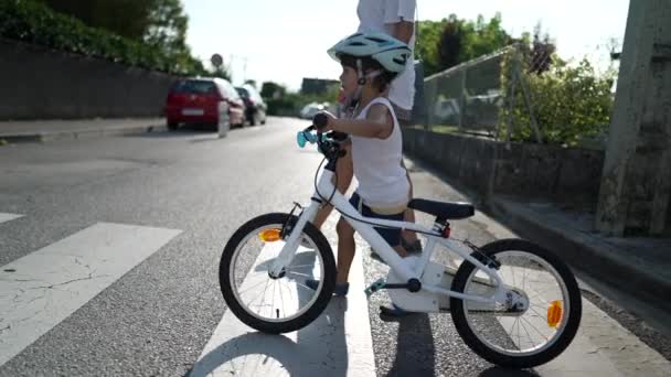 Matka Dziecko Przejeżdżający Ulica Razem Rower Dzieciak Rowerzysta Chodzić Przejściu — Wideo stockowe