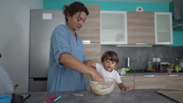 Mutter Backt Mit Kind Küchentisch Casual Lifestyle Eltern Kochen Mit — Stockvideo