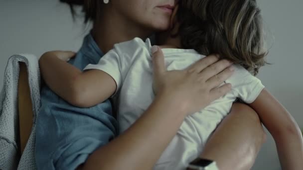 母親は思いやりと快適さを持つ子供を受け入れる 小さな男の子オンとともにお母さん抱擁 — ストック動画