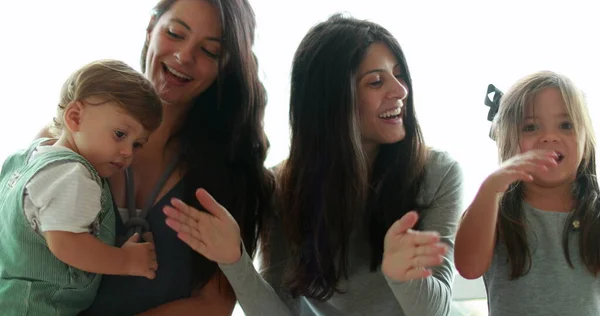 Mutlu Aile Kız Kardeşleri Çırpıp Şarkı Söylüyorlar — Stok fotoğraf