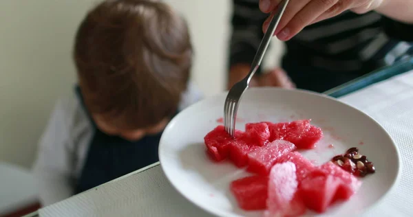 Ibu Memberikan Makanan Penutup Buah Yang Sehat Untuk Bayi Todlder — Stok Foto
