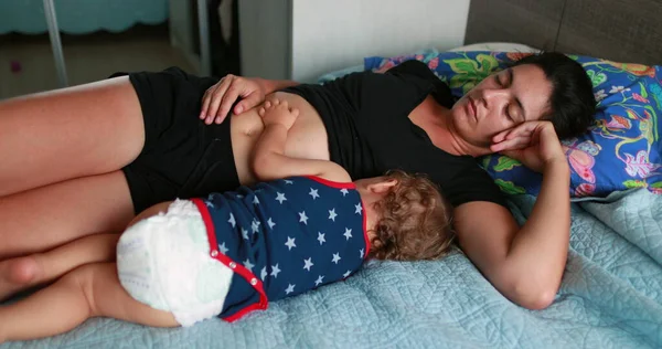 Mother Baby Lying Together Sleeping Authentic Real Life Casual Mom — 스톡 사진