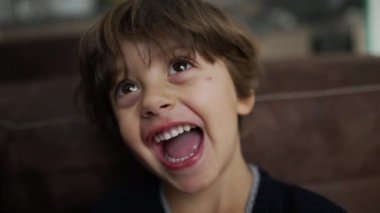 Mutlu bir çocuk portresi spontane kahkaha ve gülümseme. Çocuğun güldüğü bir hayat fotoğrafı.